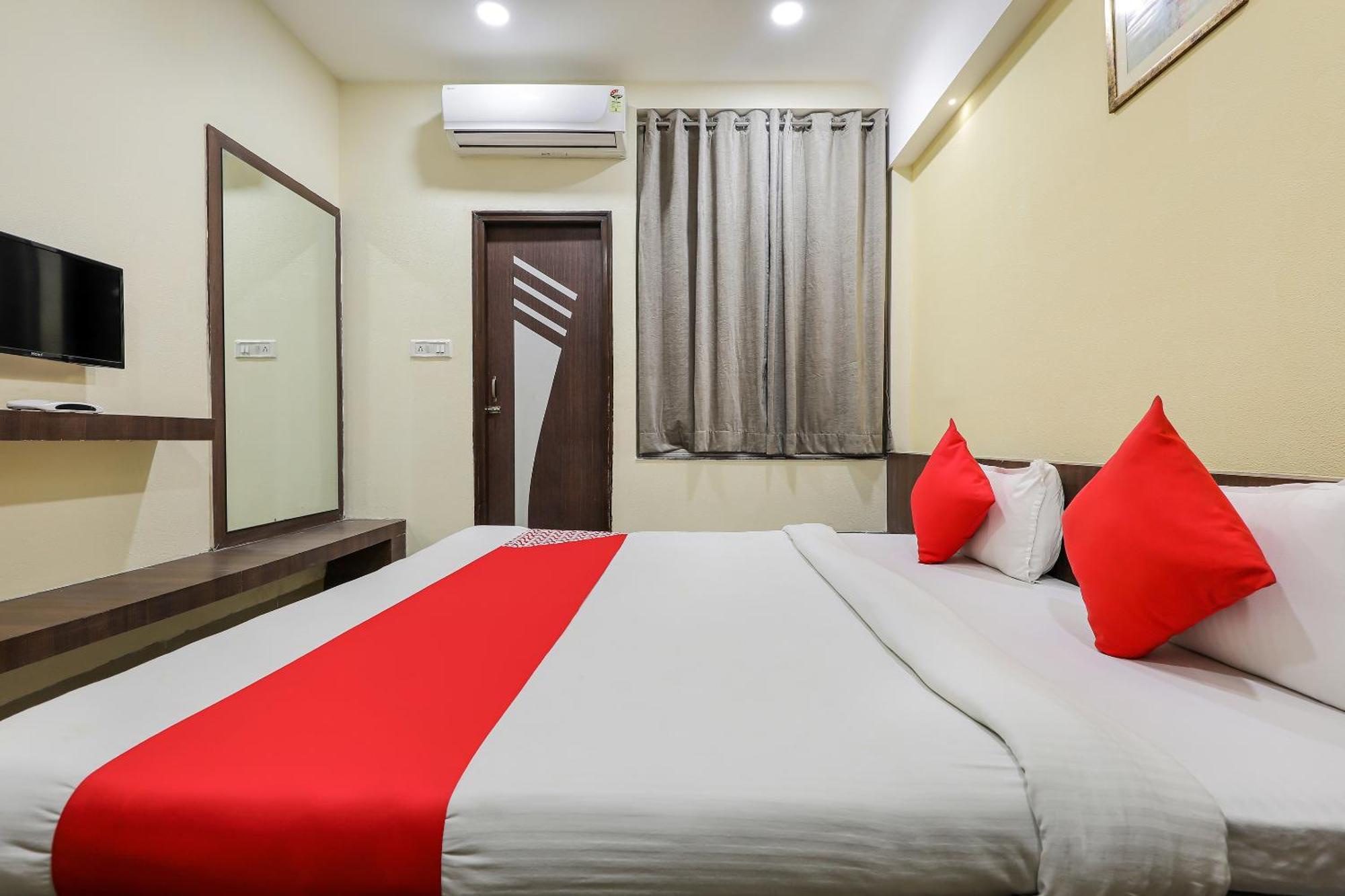 Oyo Hotel Relax Indore Bagian luar foto