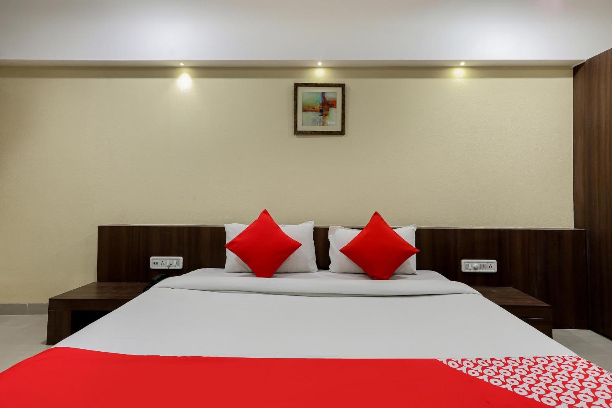 Oyo Hotel Relax Indore Bagian luar foto
