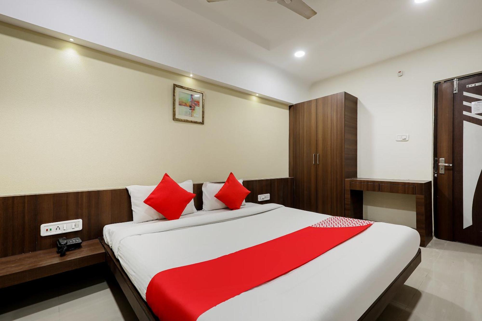 Oyo Hotel Relax Indore Bagian luar foto
