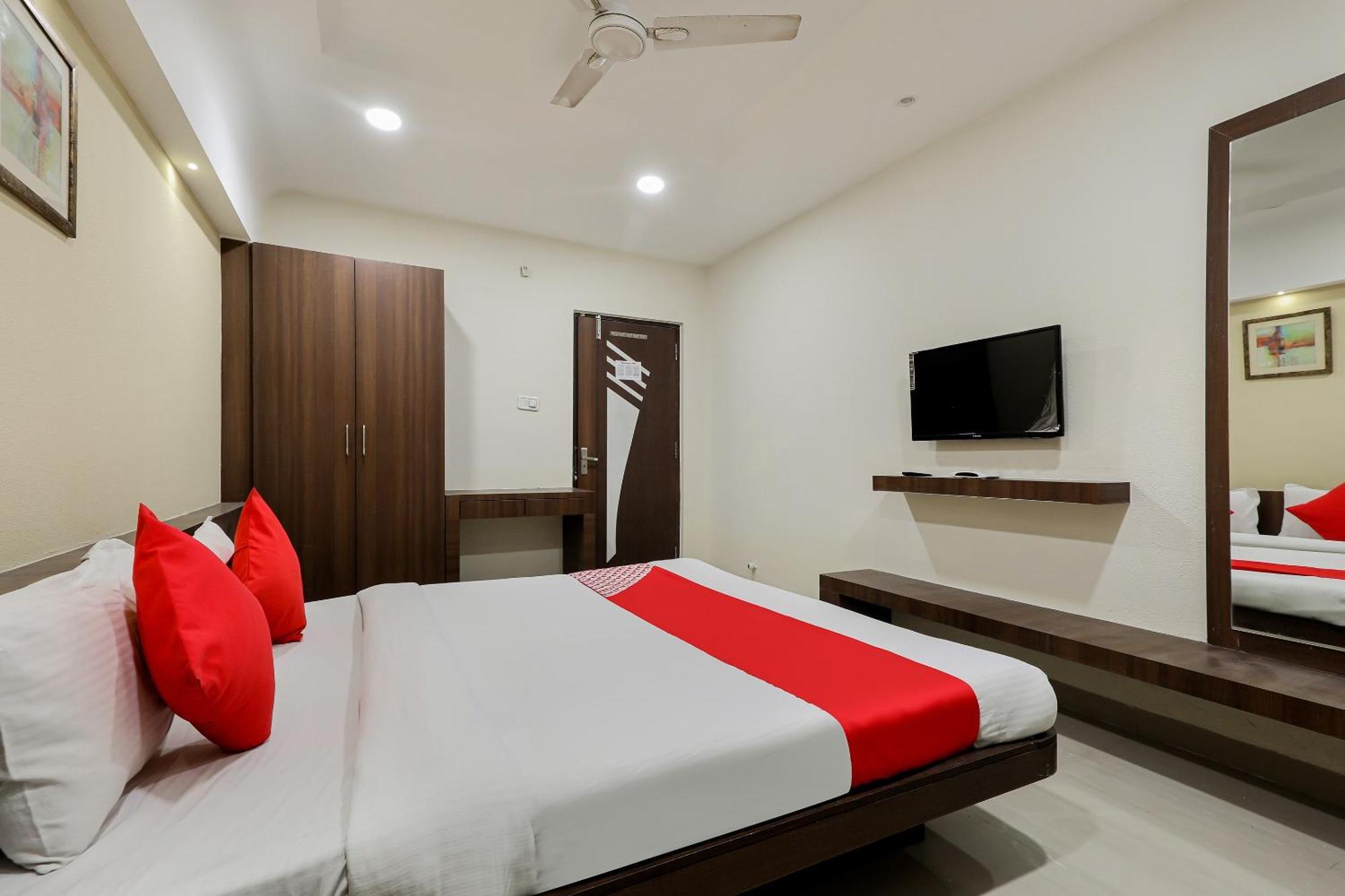 Oyo Hotel Relax Indore Bagian luar foto