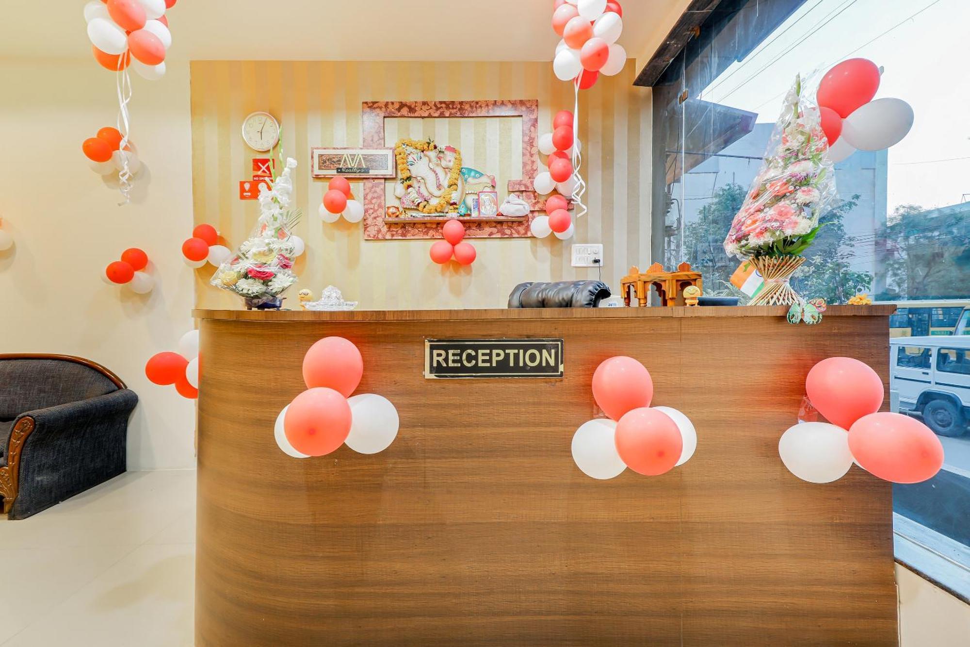 Oyo Hotel Relax Indore Bagian luar foto